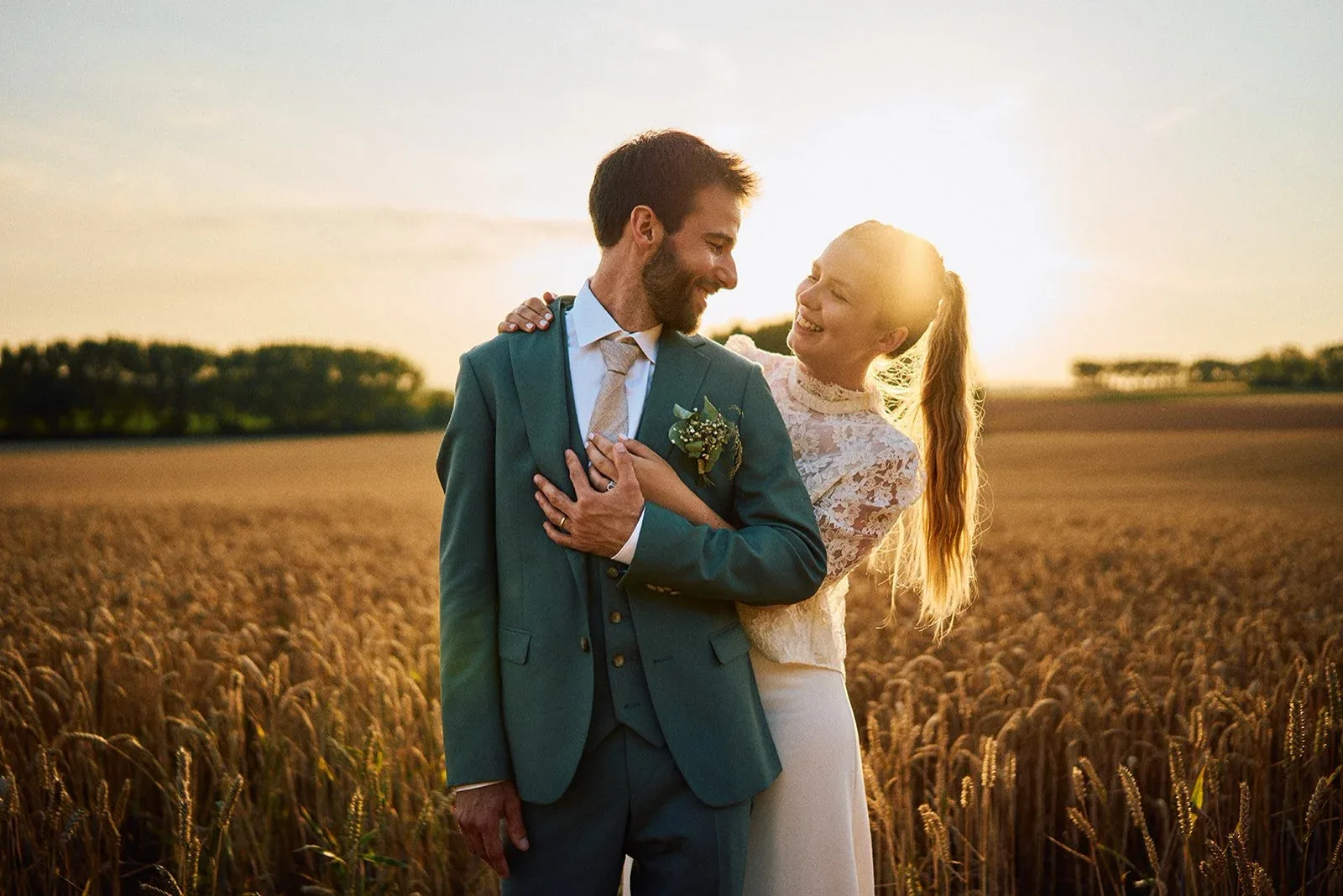 Couple de mariés au coucher du soleil